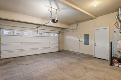 Tiny photo for 63020 NE Amherst Place, Bend, OR 97701 (MLS # 220212489)