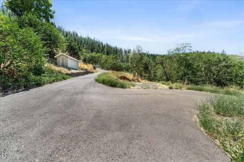 Tiny photo for 1040 Wards Creek Road, Rogue River, OR 97537 (MLS # 220225114)