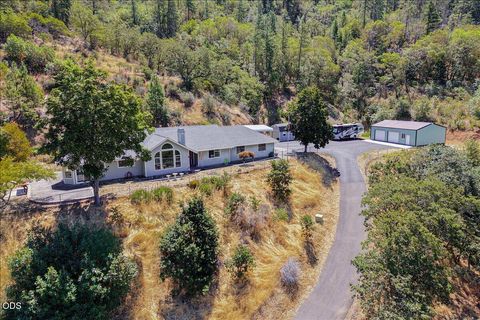 Photo of 1040 Wards Creek Road, Rogue River, OR 97537 (MLS # 220225114)