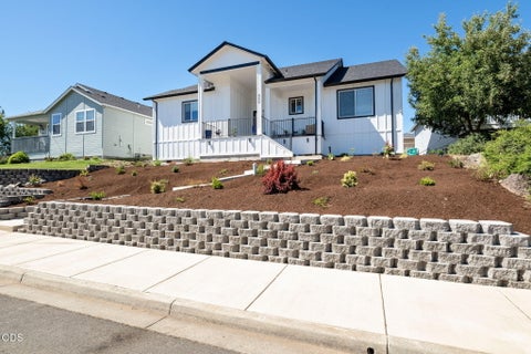 Tiny photo for 990 Win Way, Eagle Point, OR 97524 (MLS # 220223338)
