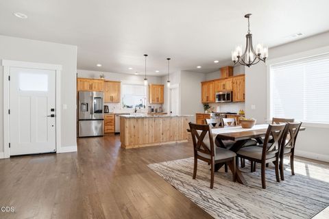 Tiny photo for 990 Win Way, Eagle Point, OR 97524 (MLS # 220223338)