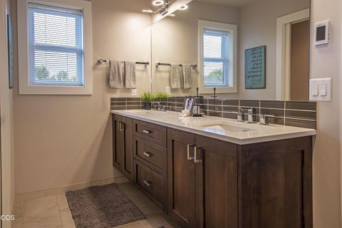 Tiny photo for 909 NW Delaware Avenue, Bend, OR 97703 (MLS # 220222734)