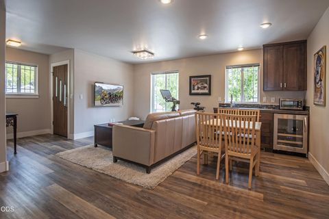 Tiny photo for 909 NW Delaware Avenue, Bend, OR 97703 (MLS # 220222734)