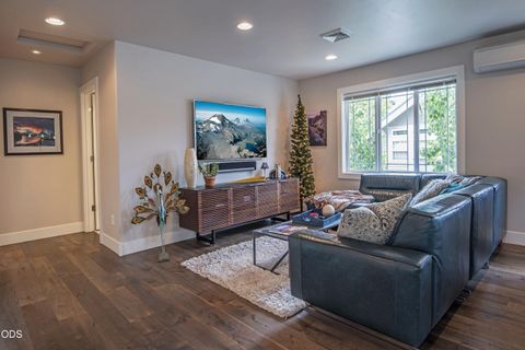 Tiny photo for 909 NW Delaware Avenue, Bend, OR 97703 (MLS # 220222734)