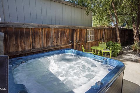 Tiny photo for 909 NW Delaware Avenue, Bend, OR 97703 (MLS # 220222734)