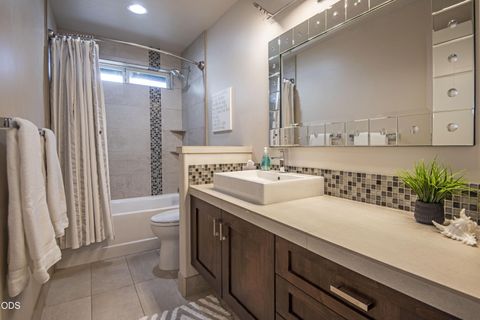 Tiny photo for 909 NW Delaware Avenue, Bend, OR 97703 (MLS # 220222734)