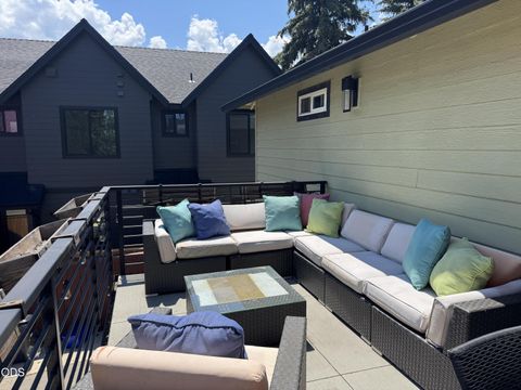 Tiny photo for 909 NW Delaware Avenue, Bend, OR 97703 (MLS # 220222734)