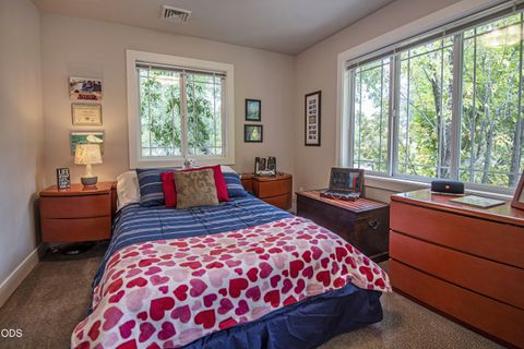 Tiny photo for 909 NW Delaware Avenue, Bend, OR 97703 (MLS # 220222734)