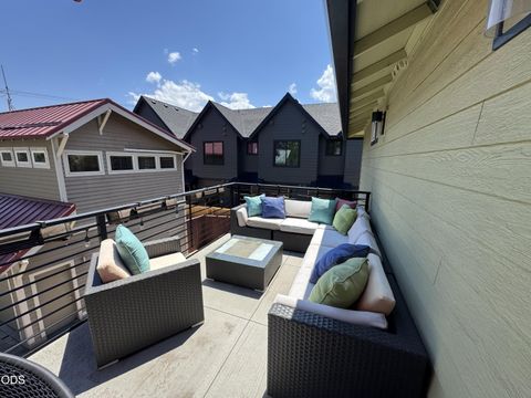 Tiny photo for 909 NW Delaware Avenue, Bend, OR 97703 (MLS # 220222734)