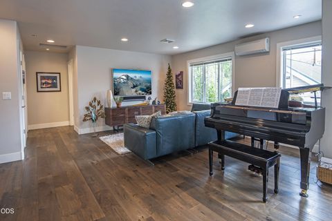 Tiny photo for 909 NW Delaware Avenue, Bend, OR 97703 (MLS # 220222734)