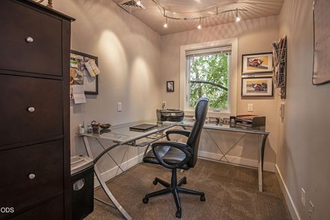 Tiny photo for 909 NW Delaware Avenue, Bend, OR 97703 (MLS # 220222734)