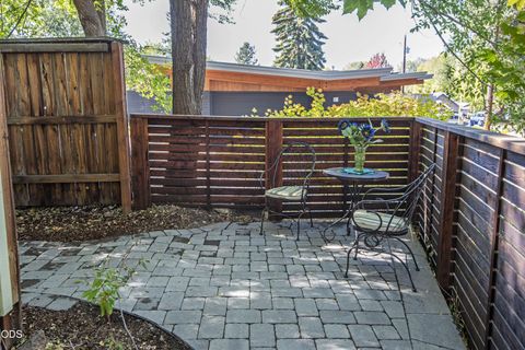 Tiny photo for 909 NW Delaware Avenue, Bend, OR 97703 (MLS # 220222734)