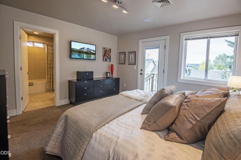 Tiny photo for 909 NW Delaware Avenue, Bend, OR 97703 (MLS # 220222734)