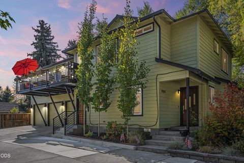 Photo of 909 NW Delaware Avenue, Bend, OR 97703 (MLS # 220222734)