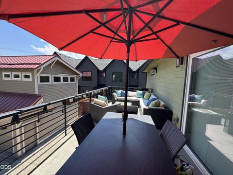 Tiny photo for 909 NW Delaware Avenue, Bend, OR 97703 (MLS # 220222734)