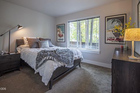 Tiny photo for 909 NW Delaware Avenue, Bend, OR 97703 (MLS # 220222734)