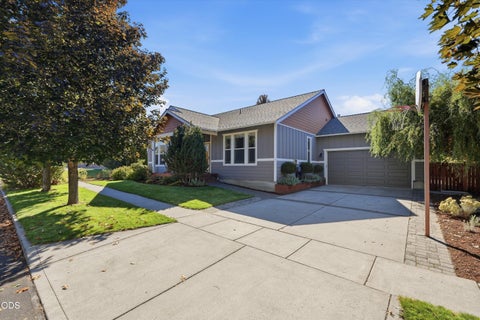 Photo of 20717 Snow Peaks Drive, Bend, OR 97701 (MLS # 220229508)