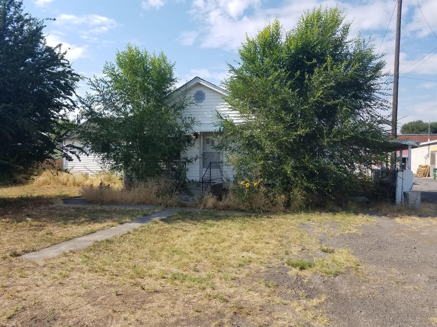 Main image without alt text