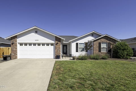 Photo of 1826 Northwood Drive, Central Point, OR 97502 (MLS # 220228548)