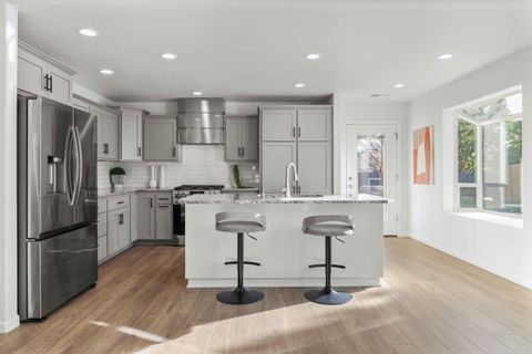 Tiny photo for 824 Quail Park Circle, Klamath Falls, OR 97601 (MLS # 220213704)