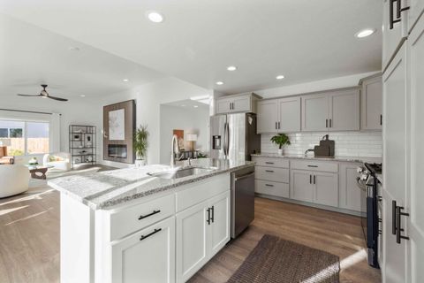 Tiny photo for 824 Quail Park Circle, Klamath Falls, OR 97601 (MLS # 220213704)