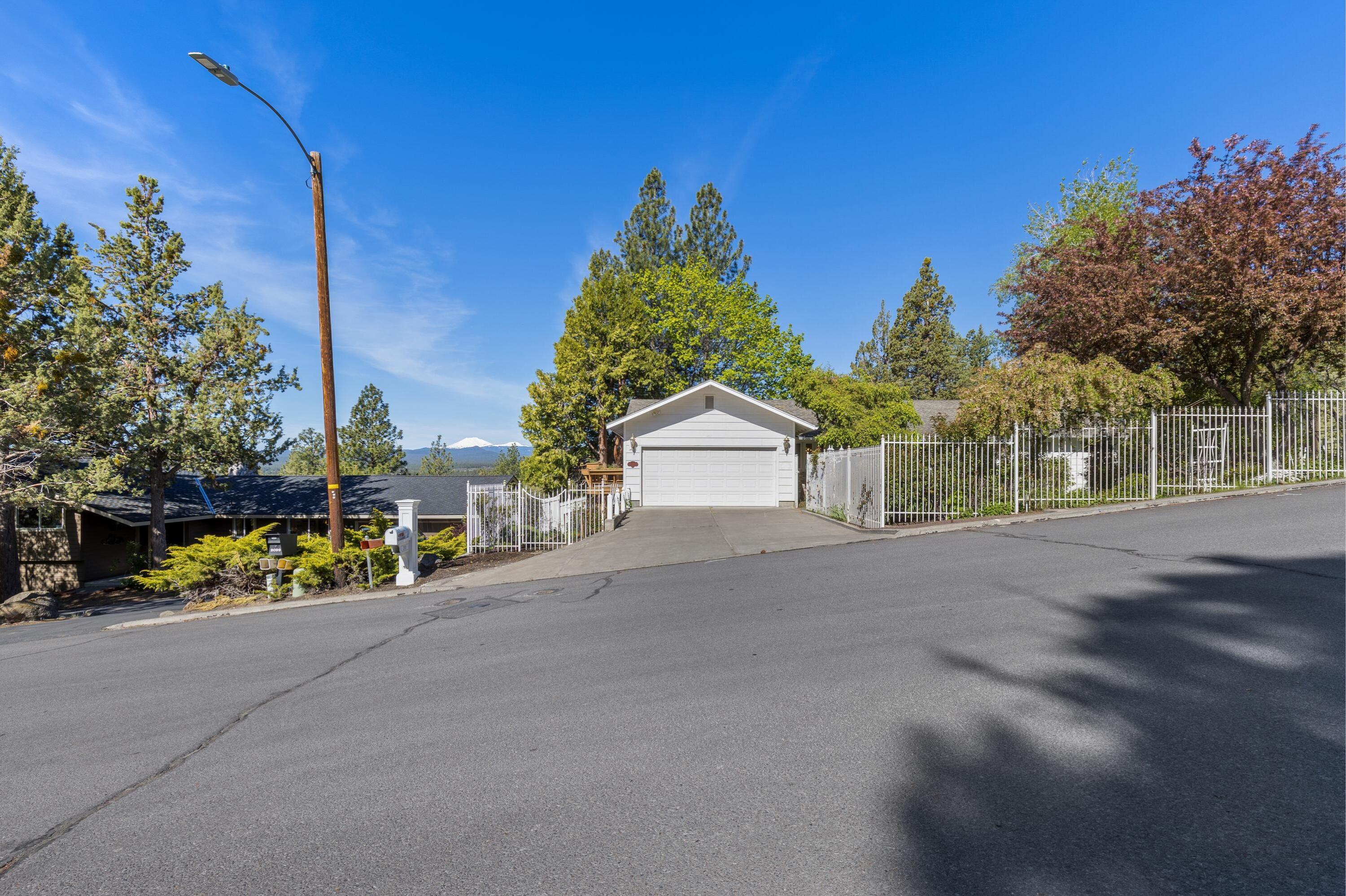 2101 NW Cascade View Drive