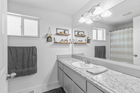 Tiny photo for 20716 Amber Way, Bend, OR 97701 (MLS # 220227312)