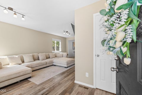 Tiny photo for 20716 Amber Way, Bend, OR 97701 (MLS # 220227312)