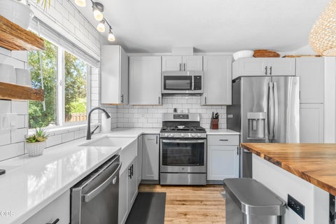Tiny photo for 20716 Amber Way, Bend, OR 97701 (MLS # 220227312)