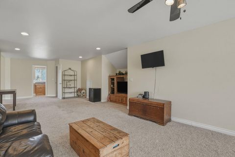 Tiny photo for 21821 Butler Market RD, Bend, OR 97701 (MLS # 220221154)