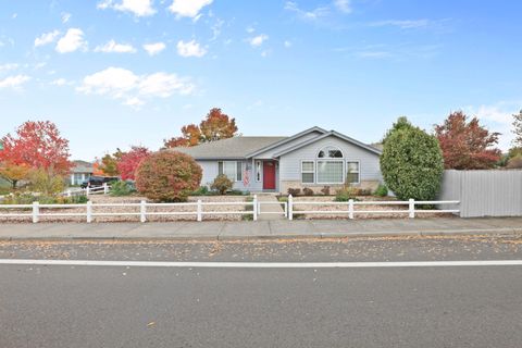 Tiny photo for 1401 Diamond Street, Medford, OR 97501 (MLS # 220211621)