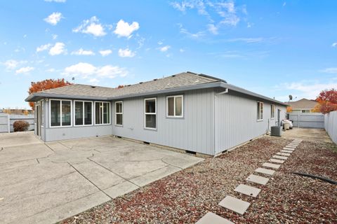 Tiny photo for 1401 Diamond Street, Medford, OR 97501 (MLS # 220211621)