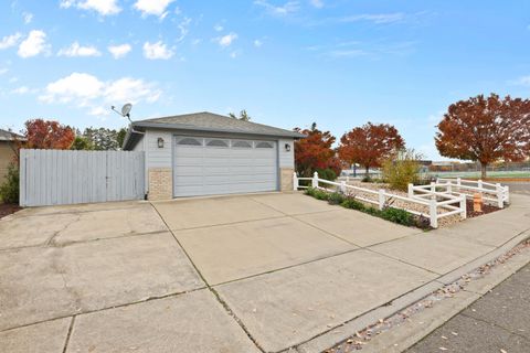 Tiny photo for 1401 Diamond Street, Medford, OR 97501 (MLS # 220211621)
