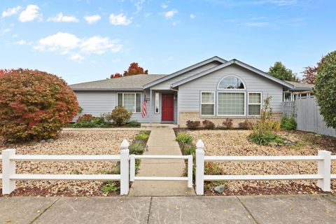 Photo of 1401 Diamond Street, Medford, OR 97501 (MLS # 220211621)