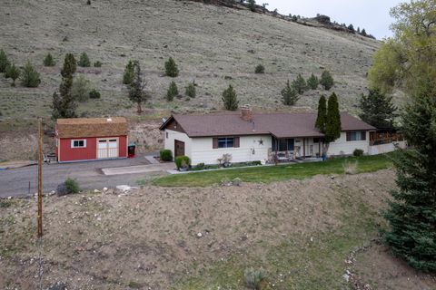Photo of 2577 SE Hill Street, Prineville, OR 97754 (MLS # 220219818)