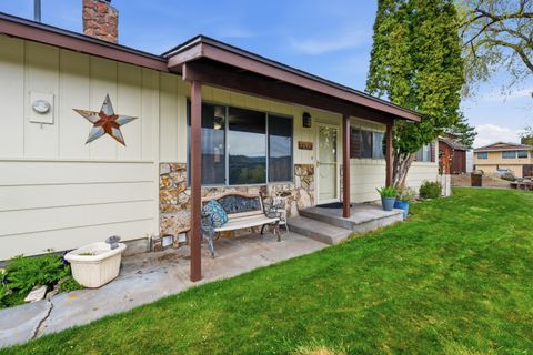 Tiny photo for 2577 SE Hill Street, Prineville, OR 97754 (MLS # 220219818)