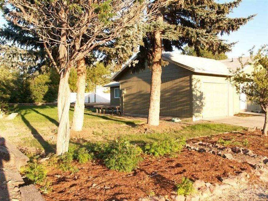 This large lot is fully fenced for all of your toys and still room for outdoor activities and pets. Nice 3 bdrm home, 1 bath home close to schools and shopping. Minutes to parks, schools, and the boat ramp at Lake Billy Chinook