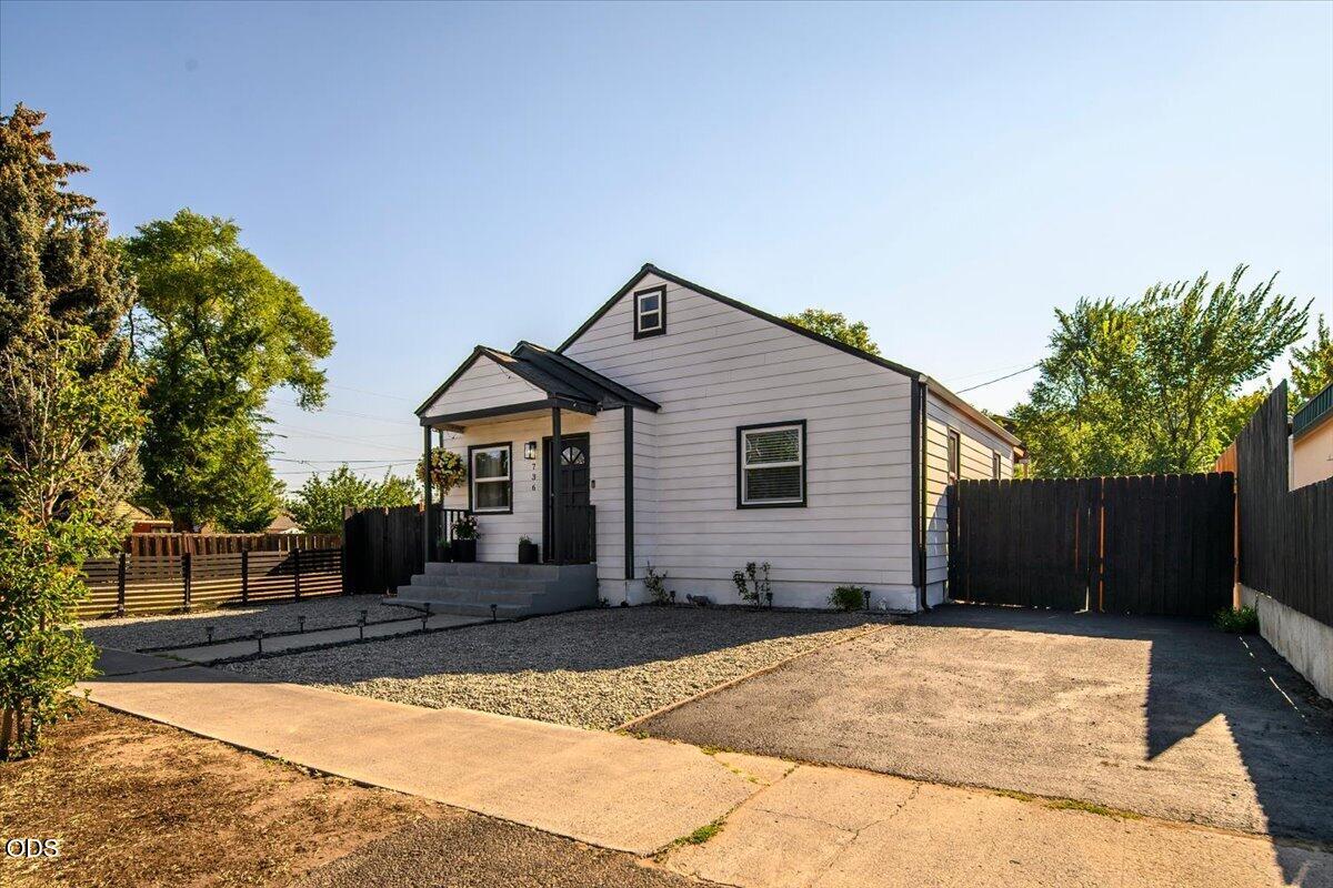 736 SW 10th Street