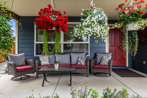 Photo of 2949 NW 22nd Street, Redmond, OR 97756 (MLS # 220225800)