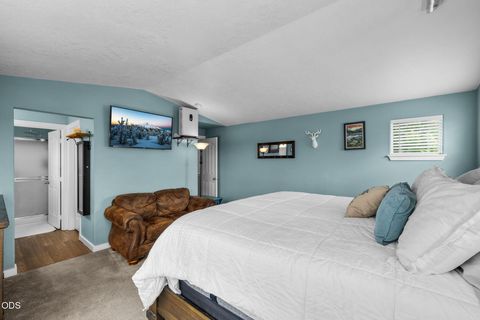 Tiny photo for 2949 NW 22nd Street, Redmond, OR 97756 (MLS # 220225800)