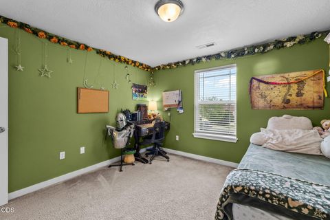 Tiny photo for 2949 NW 22nd Street, Redmond, OR 97756 (MLS # 220225800)