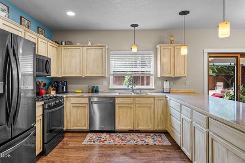 Tiny photo for 2949 NW 22nd Street, Redmond, OR 97756 (MLS # 220225800)