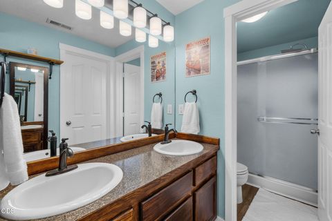 Tiny photo for 2949 NW 22nd Street, Redmond, OR 97756 (MLS # 220225800)