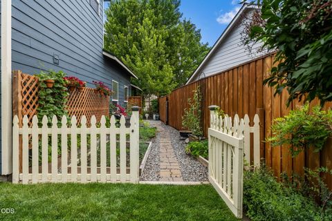 Tiny photo for 2949 NW 22nd Street, Redmond, OR 97756 (MLS # 220225800)