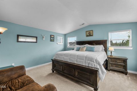 Tiny photo for 2949 NW 22nd Street, Redmond, OR 97756 (MLS # 220225800)