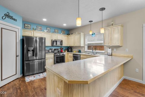 Tiny photo for 2949 NW 22nd Street, Redmond, OR 97756 (MLS # 220225800)