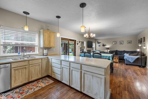 Tiny photo for 2949 NW 22nd Street, Redmond, OR 97756 (MLS # 220225800)