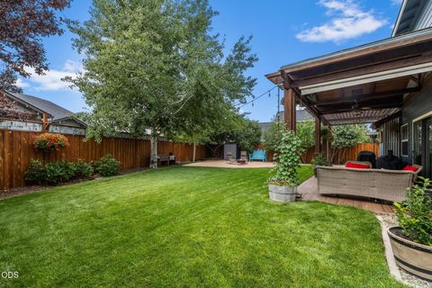 Tiny photo for 2949 NW 22nd Street, Redmond, OR 97756 (MLS # 220225800)