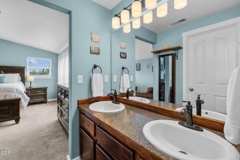 Tiny photo for 2949 NW 22nd Street, Redmond, OR 97756 (MLS # 220225800)