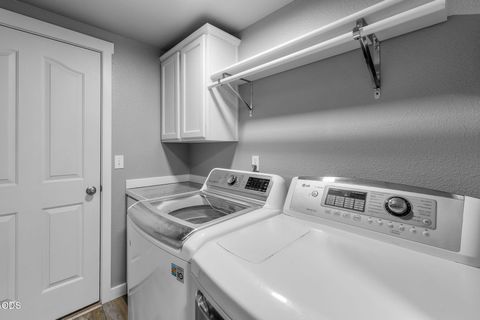 Tiny photo for 2949 NW 22nd Street, Redmond, OR 97756 (MLS # 220225800)
